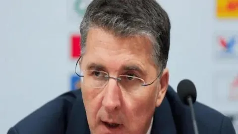 巴西队换帅风波再燃：波折重重，还是你执掌战旗！